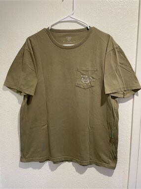 VISSLA Surf Shop Saloon Graphic Pocket T-Shirt Mens L Olive Green Casual